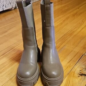 Stylish Tan Women's Boots Size 39